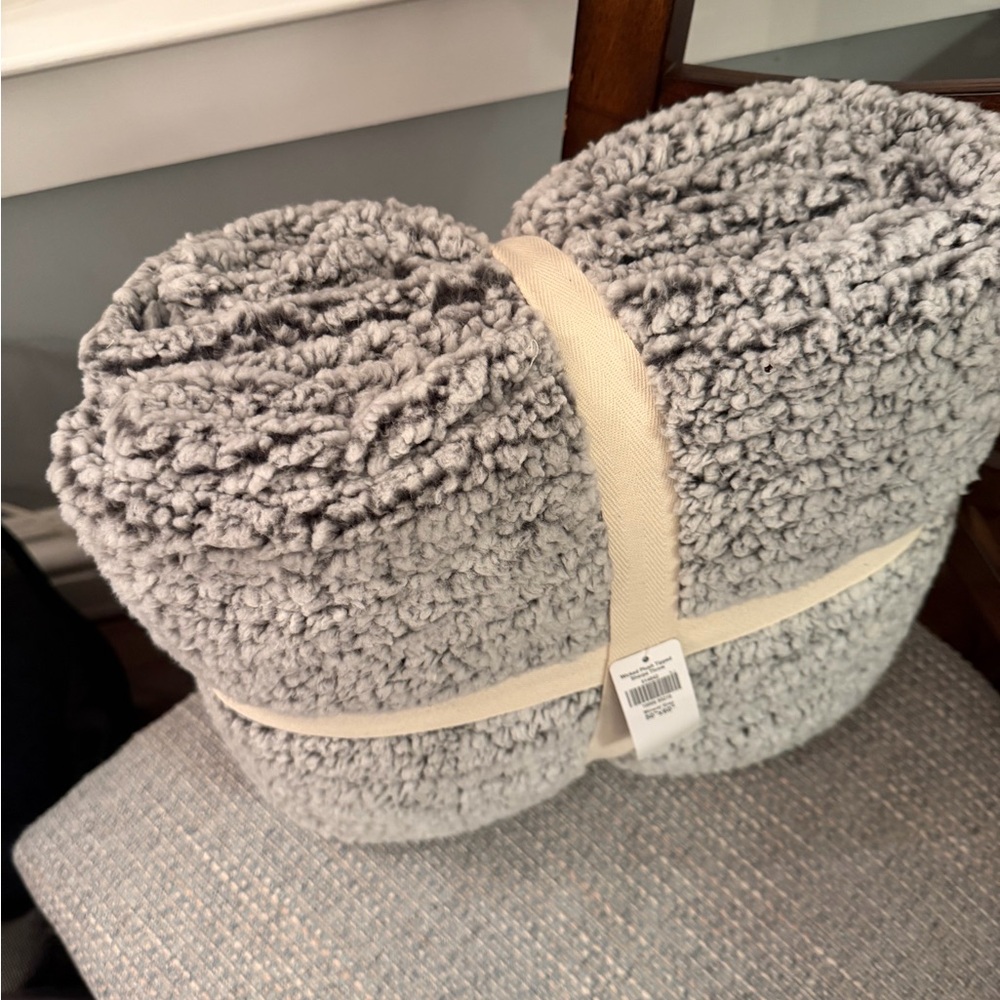 L.L. Bean Soft Gray Sherpa Throw New with tags! - Picture 4 of 6
